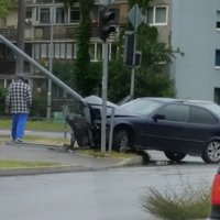 ФОТО: В Кенгарагсе BMW врезался в столб - водитель так тормозил?
