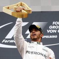Foto: Hamiltons pēdējā aplī apdzen Rosbergu un triumfē Austrijas 'Grand Prix'