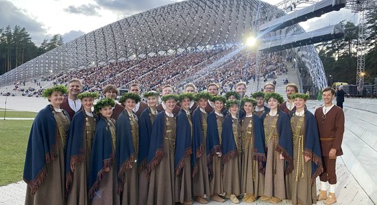 Koris 'Balsis' dziedās Lūcijas Garūtas kantāti 'Dievs, Tava zeme deg'