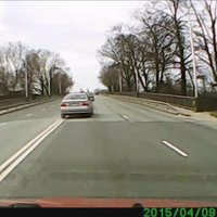 ВИДЕО: "Лихач" покорил Деглавский мост - миф о водителях BMW вновь подтвержден