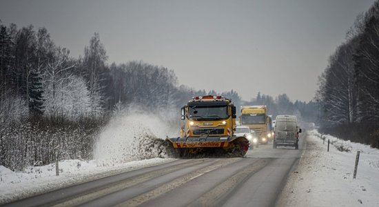 В Видземе обледенели дороги