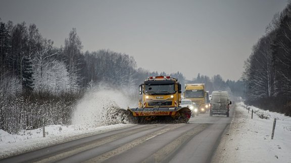 Ziema uz ceļiem, sniegs, apledojums, meža ceļš, sniegots autoceļš, sniega tīrīšana, sniega tehnika, ceļu uzturēšanas tehnika