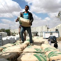Izraēla atceļ aizliegumu ievest Gazas joslā cementu