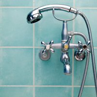 Чистить душ хлоркой и спускать воду из крана: как защитить себя от легионеллеза