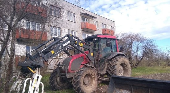 Rūkoņa un izplūdes no četriem rītā – naujenieši sūdzas par zem logiem atstātu traktoru