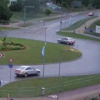 ВИДЕО: Водитель BMW развлекается на круговом движении в центре Огре