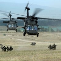 Из-за непогоды в Латвию не удалось доставить вертолеты Black Hawk