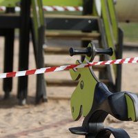 Jelgavā bērnu rotaļu laukumus vēl neslēdz, aicina lietot dezinfekcijas līdzekļus