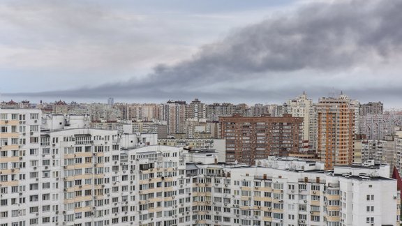 Raķešu uzbrukums Kijivai, dūmi virs Kijivas