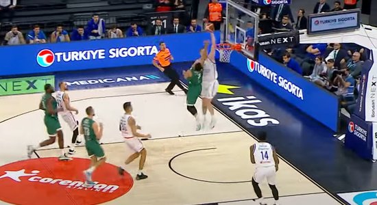 Video: Šmits iespaidīgi satricina grozu un sekmē "Anadolu Efes" uzvaru