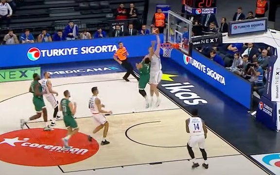 Video: Šmits iespaidīgi satricina grozu un sekmē "Anadolu Efes" uzvaru