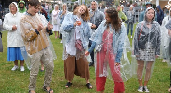 Foto: Spītējot lietum, apmeklētāji bauda pilsētas festivālu 'Var! Būt!"