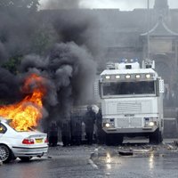 Belfāstā jau otro nakti turpinās policijas un Ziemeļīrijas unionistu sadursmes