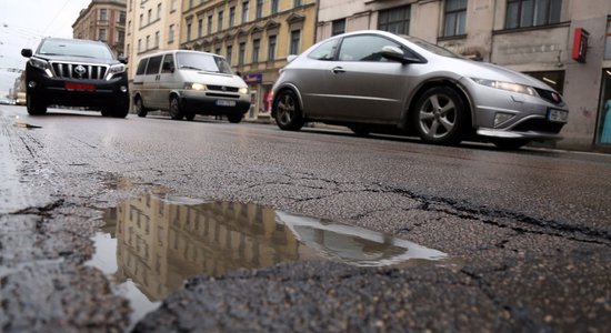 Ceļa bedrēs bojāto auto skaits krietni pārsniedz iepriekšējo gadu rekordus