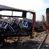 Pasažieru vilciens Kenijā sadragā autobusu; mašīnists izdzīvo un lūdz Dievu