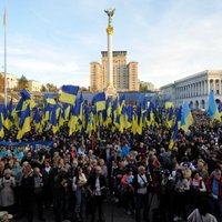 Ukrainā tūkstošiem cilvēku protestē pret karaspēka atvilkšanu no valsts austrumiem