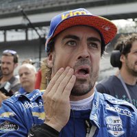 Bijušais F-1 pilots Alonso piedzīvo fiasko slavenajās 'Indy 500' sacīkstēs