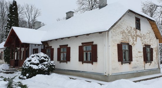 Atjaunos Raiņa muzeja 'Jasmuiža' muižas pārvaldnieka ēku Preiļu novadā