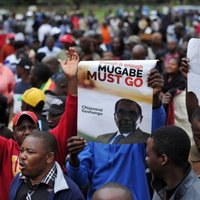 ФОТО: В столице Зимбабве демонстранты вышли на марш за отставку Мугабе
