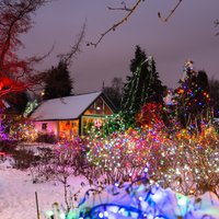 Foto: Pasakaini mājokļi Latvijā un pasaulē, kas izrotāti ar Ziemassvētku dekoriem