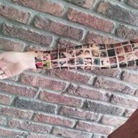 Tetovējums uz rokas - visi draugi no 'Facebook'