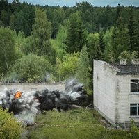 Foto: Sauszemes spēku un Zemessardzes mācībās demontē ēkas Skrundas militārajā pilsētiņā
