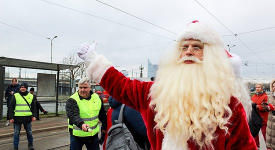 Foto: Baltijas Ziemassvētku vecīši Rīgā paraksta īpašu deklarāciju