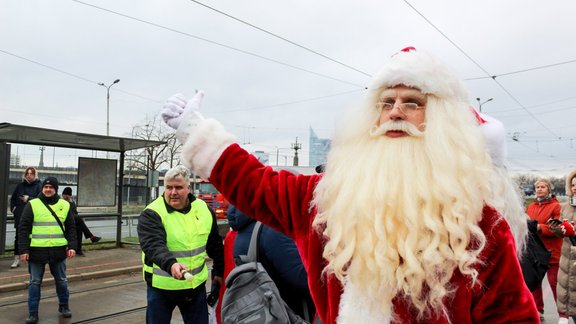 Foto: Baltijas Ziemassvētku vecīši Rīgā paraksta īpašu deklarāciju