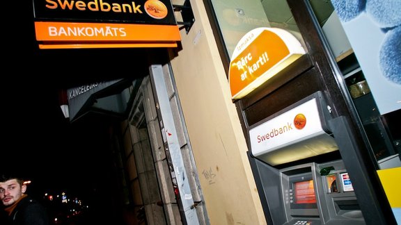 Rindas pie 'Swedbank' bankomātiem - 34