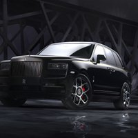 'Rolls-Royce' apvidnieks 'Cullinan' tagad arī viscaur melnajā 'Black Badge' versijā