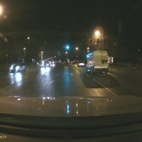 Video: Kārtējais šoferis, kurš neievēro luksofora signālus