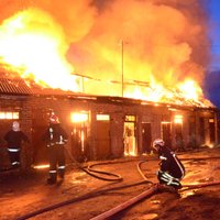 ФОТО, ВИДЕО: Как латвийские спасатели борются с огнем при крупном пожаре