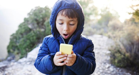 Ne tikai sabojāta redze. Kāpēc bērniem nav ieteicams ilgi skatīties viedierīcēs