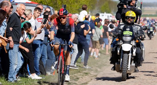 Nīderlandietis van Bārle izcīna uzvaru Parīzes–Rubē velobraucienā