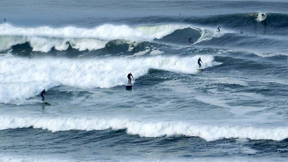 cy-kuckenbaker-time-collapses-one-hour-of-san-diego-surfing-designboom-02