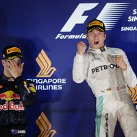 Rosbergs pēc uzvaras Singapūras 'Grand Prix atgūst vadību kopvērtējumā