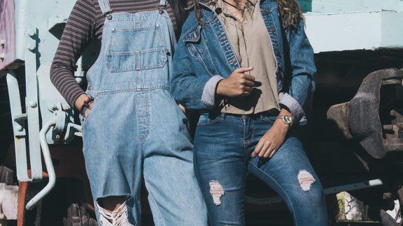 sievietes mode stils džinsi denim apģērbs garderobe tendences