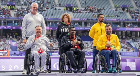 Foto: Aigars Apinis saņem medaļu Parīzes paralimpiskajās spēlēs