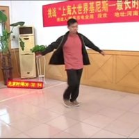 Video: Ķīnā vīrietis 14 stundas griežas ap savu asi