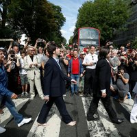 Foto: Kā Londonā svinēja 'The Beatles' leģendārās 'Abbey Road' fotogrāfijas 50. gadadienu