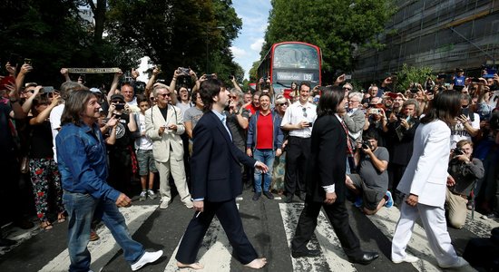 Foto: Kā Londonā svinēja 'The Beatles' leģendārās 'Abbey Road' fotogrāfijas 50. gadadienu