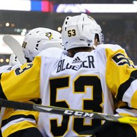 Bļugers un 'Penguins' pārtrauc trīs uzvaru sēriju NHL spēlēs