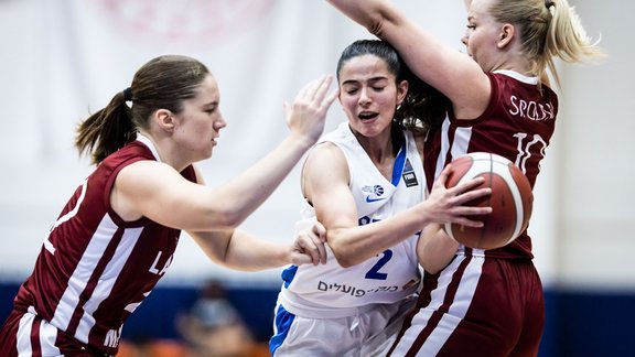 Latvijas U-18 basketbolistes spēlē pret Izraēlu