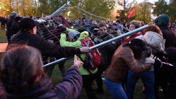 Jekaterinburgā vairākas dienas protestē pret baznīcas celtniecību zaļā skvērā