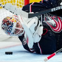Merzļikins slimības dēļ nepabeidz iesāktu maču; Balinskim otrā spēle NHL karjerā
