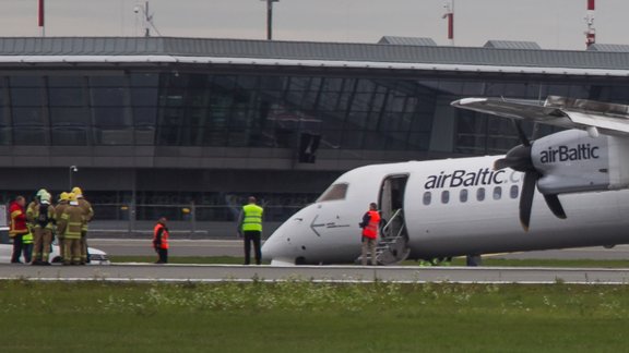 'airBaltic' avārijas nosēšanās Rīgas lidostā - 5