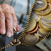 Jauno pensiju un pabalstu izmaksām būs pārejas periods