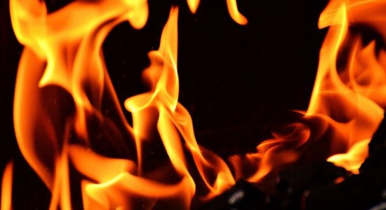 Мужчина обвиняется в убийстве пожилой женщины при поджоге дома