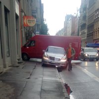 Читатель: Об "умных" водителях, ставящих машины на велополосах в Риге (+ фото)