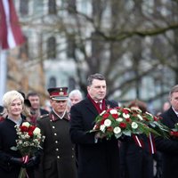 ФОТО: Официальные лица и латвийцы возложили цветы к памятнику Свободы